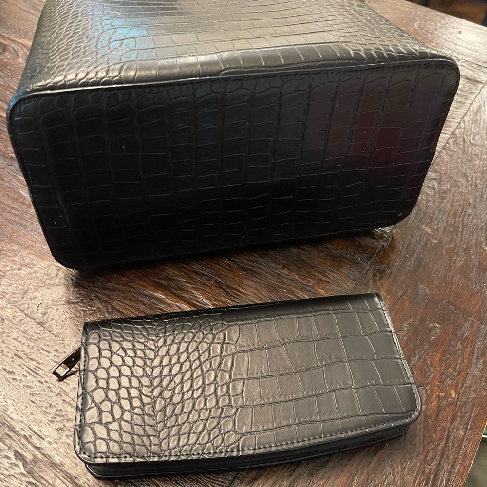 *NWOT* Black Purse with Matching Wallet - Picture 4 of 10